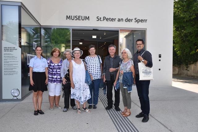 Der Erlebnis-Tag begann mit einem Besuch im Museum St. Peter an der Sperr. Begrüßt wurde die muntere Gesellschaft vom Projektkoordinator der Landesausstellung Josef Kleinrath (r.). 