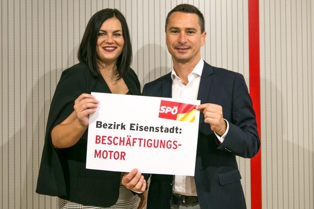 LR Astrid Eisenkopf und LAbg. Robert Hergovich überbringen gute Nachrichten vom Arbeitsmarkt. | Foto: SPÖ Bez. Eisenstadt