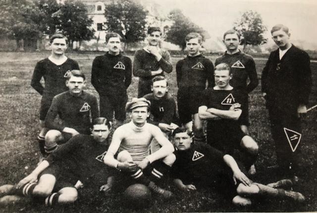 Erinnerung in Schwarz-Weiß: Seit die erste Göstinger Mannschaft im Jahr 1919 den Spielbetrieb aufnahm, hat sich viel getan.