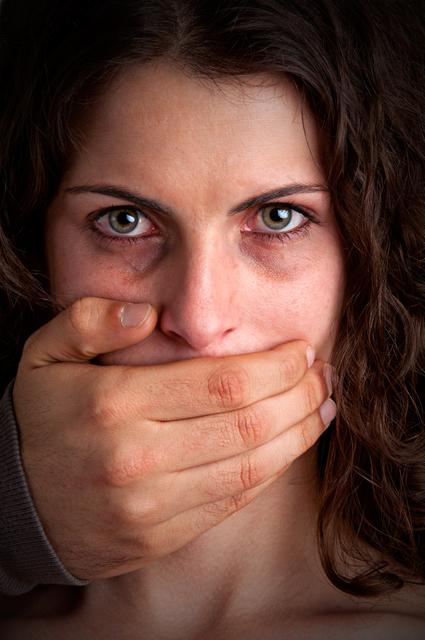 Viele Frauen geben sich selbst die Schuld an Gewaltübergriffen.