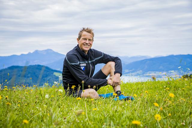Andreas Goldberger hoch über dem Attersee.