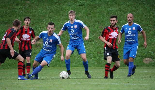 Einstand nach Maß in der Unterliga: Josip Kozic, Franz Christopher Sundl und Denis Srsa (blau v.l.n.r.) von St. Peter am Ottersbach.