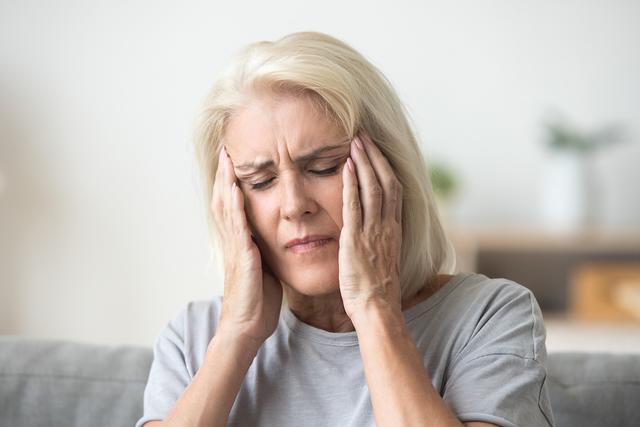 Viele Menschen sind regelmäßig von starken Kopfschmerzen betroffen. | Foto: fizkes / Shutterstock.com