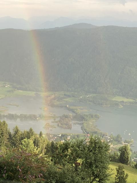 Blick auf das Ostufer des Ossiacher Sees mit Tiebelmündung