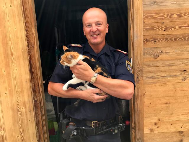 Sölls Inspektionskommandant Hans Egger mit der aus dem Anhänger befreiten Katze. | Foto: ZOOM.Tirol