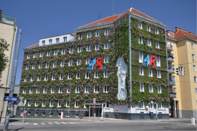 Bis vor kurzem war die Fassade der MA-48-Zentrale saftig grün. Ein Großteil der rund 17.000 Pflanzen ist nun vertrocknet. | Foto: GrünstattGrau