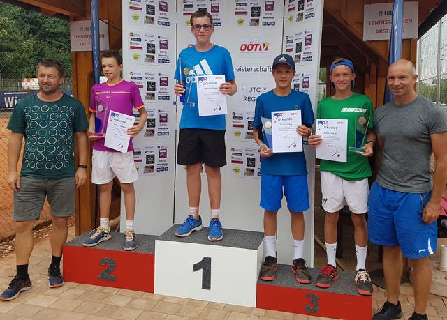 Michael Slaby (Mitte) holte sich den U14-Landesmeistertitel.