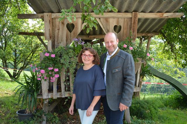 Franz Aigner mit seiner Ehefrau Maria beim Haus Hochstraß am Hochweinberg in Scheibbsbach.