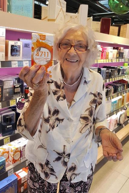 SeneCura Bewohnerin Friederike Lang beim Shopping-Bummel im EZE
