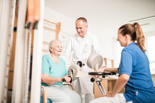 Wer körperlich und geistig fit bleiben will, bleibt am besten das ganze Leben lang in Bewegung. Dazu beantworten die Spezialisten für Altersmedizin Ihre individuellen Fragen beim Klinikum Wissensforum Fokus: Gesund ins Alter am 19. September in Wels. | Foto: © Klinikum Wels-Grieskirchen / Robert Maybach