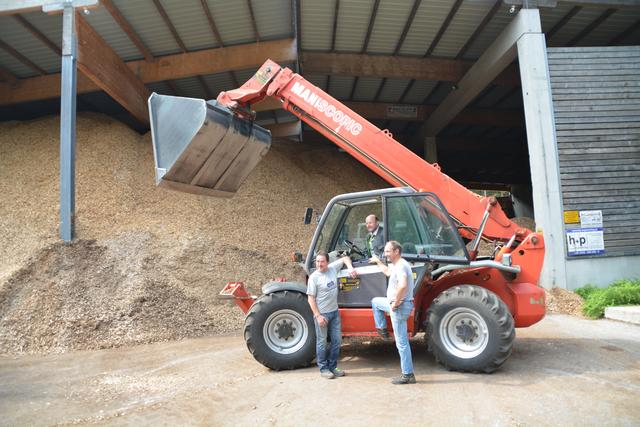 Franz Aigner (M.) bei seiner Arbeit im Fernwärme-Heizwerk im Scheibbser Burgerhofwald.