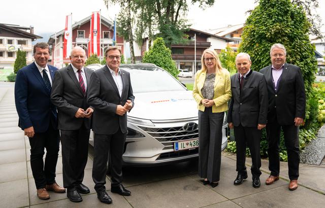 Setzen auf Wasserstoff als zentrale Zukunftstechnologie: VP-Klubobmann Jakob Wolf, Prof. Ernst Fleischhacker, LH Günther Platter, Margarete Schramböck, Arthur Thöni, Franz Hörl (v.l.)
 | Foto: © Tiroler VP/Angerer