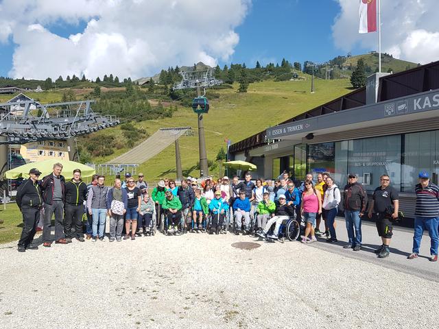 Einen ganzen Tag durfte das gesamte 40-köpfige Lebenshilfe-Team aus Tamsweg, bestehend aus Menschen mit Beeinträchtigung und ihrer UnterstützerInnen, in den Bergen der Radstädter Tauern verbringen. | Foto: Team Grünwaldkopfbahn