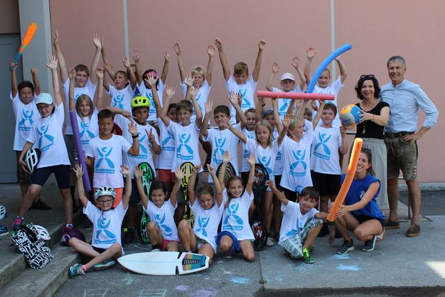 Die Kinder hatten in der Erlebnissportwoche in Fehring  jede Menge Spaß. Ute Schmied (2.v.r.), Obfrau des Sportausschusses, und Bürgermeister Johann Winkelmaier waren ebenfalls begeistert. | Foto: Stadtgemeinde Fehring