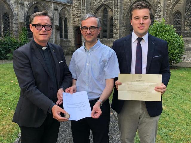 Offizielle Übergabe der Reliquie: Stadtpfarrer Markus Plöbst, Pater Ignace Baise und PGR-Vorsitzender Johannes Gsaxner (v.l.)