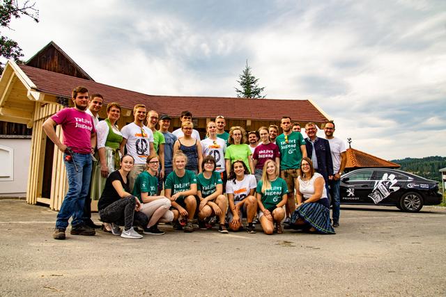 Das Team der Landjugend Rappottenstein mit Bürgermeister Josef Wagner, Bundesrätin Andrea Wagner, Landesabgeordneter Lukas Brandweiner, JVP-Zwettl Obmann Christopher Edelmaier und Landjugend-Landesbeirätin Carina Schwarz.  | Foto: Werner Gundacker