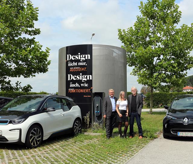 Gerhard Lengauer (l.) und Michael Schinko (r.), vor der erweiterten E-Tankstelle am Schinko-Firmengelände.