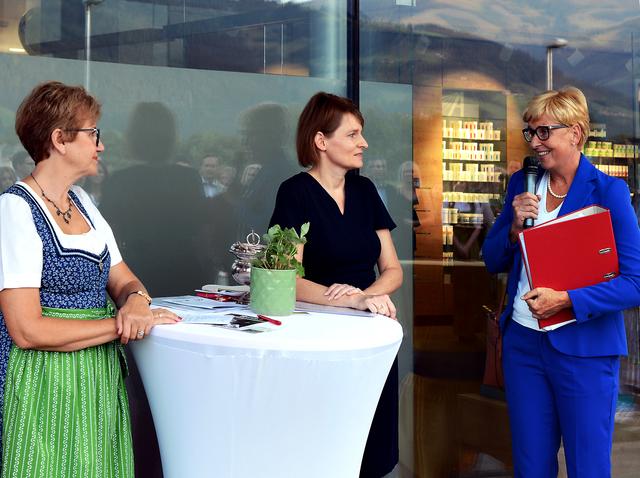 Bei der Eröffnung der Areit Apotheke: Susana Niedan-Feichtinger, Gabriele Heger, Kornelia Seiwald (Präsidentin der Salzburger Apothekerkammer) | Foto: Heger