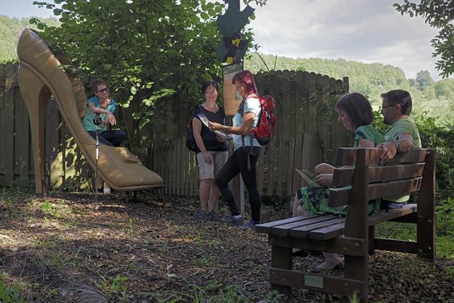 Beim "Goldenen Schuh" am Sagenweg in Limbach: Martina Ernst, Karin Gaal, Daniela Weber, Diana Mujk, Klaus Weber (von links).