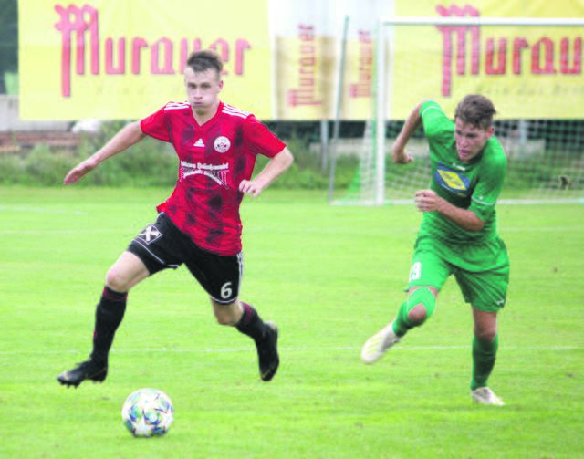 Emotionsgeladenes Lokalderby: Franz-Josef Hansmann (l.) lieferte sich harte Duelle gegen Sebastian Schweiger.		                  | Foto: Schmidt