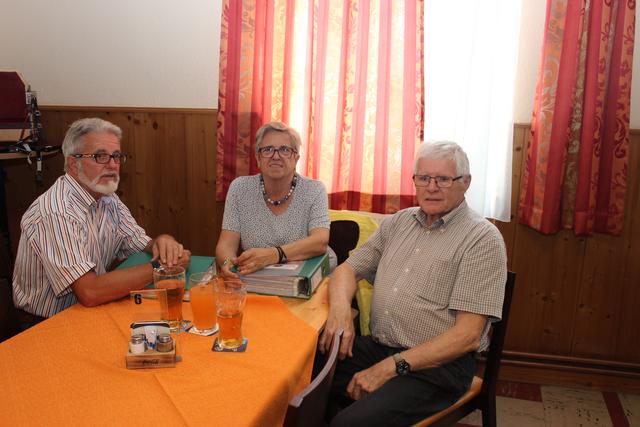 Eine Abordnung der "Linzer Quetschnspüla": Rudi Reiter, Ingrid (Obfrau) und Rudi Mitterhuber.
