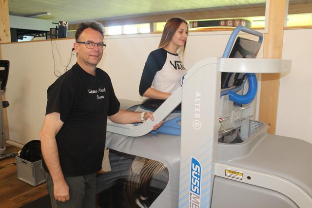 Aktiv und Vital Forum Chef Erwin Wernegger und Mitarbeiterin Jacquelin Presinell im "Alter G"