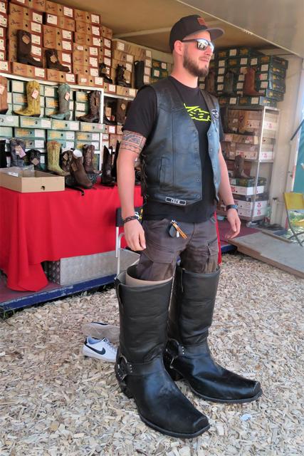Die unzähligen Aussteller auf dem Areal des "Harley Village" zeigen auch Einzigartiges und Kurioses. Für großen Staunen und viel Gelächter sorgten  z.B.  die überdimensionierten "7 Meilen - Stiefel," die bei einem Schuhhändler zur Anprobe bereit stehen :-) 