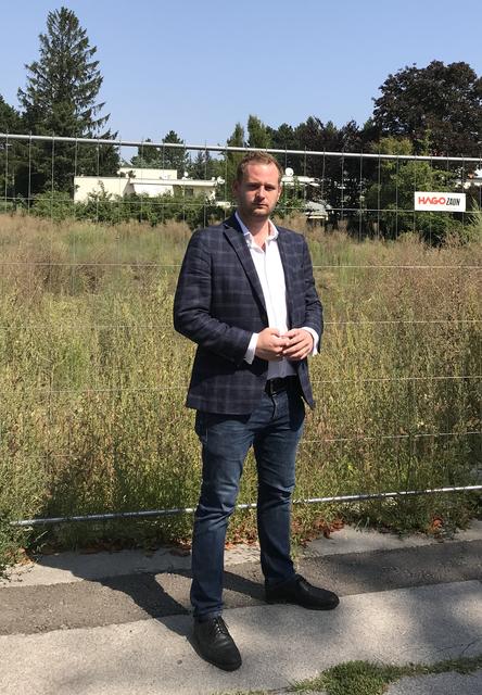 In der Paradisgasse: Klemens Resch (FPÖ) vor dem Grundstück, auf dem bald teure Luxuswohnungen entstehen sollen.