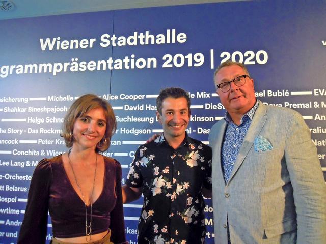 Kabarettist Omar Sarsam (Mitte) mit den Geschäftsführern der Wiener Stadthalle Carola Lindenbauer und Wolfgang Fischer. | Foto: Maria-Theresia Klenner