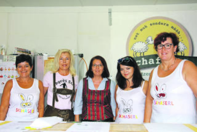Die Damen von der urigen „Schafbergalmbar“ versorgten die Gäste mit diversen Getränken und speziellen Drinks.