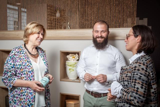 Auch Bezirksvorsteherin Ilse Pfeffer (links) hat sich von Marijan und Kristina Martinovic die neue Memoria-Dose zeigen lassen.
 | Foto: Tamara Glen