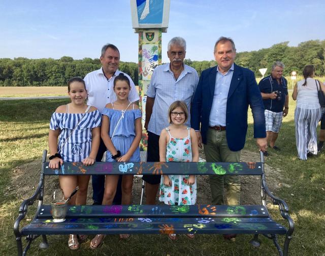 Bürgermeister Bernhard Karnthaler, Johannes Krieger und Landtagsabgeordneter Dipl. Ing. Franz Dinhobl mit den Kindern.