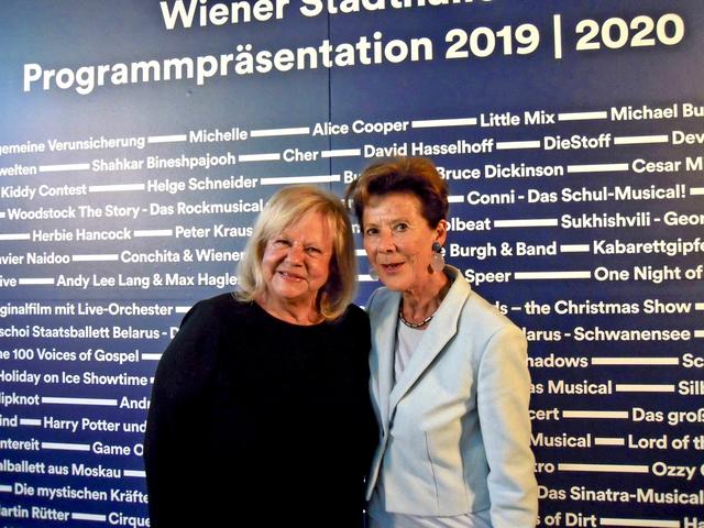 Ingrid Turković-Wendl (rechts) mit Marianne Wendt, die für musikalische Unterhaltung bei der Präsentation sorgte. | Foto: Maria-Theresia Klenner