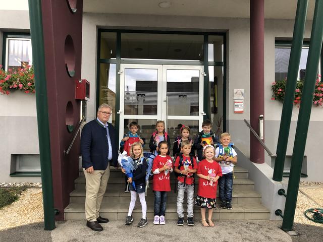 Bürgermeister Josef Kutrovatz lud die Schulanfänger (Simon Coltouan, Jana-Sophie Fuchs, Jasmin Hetzel, Paulina Illmer, Elena Mayer, Kilian Mayerhofer, Thomas Pinter, Maximilian Pöttschacher und Mia Rillander) für ein Frühstück ins Gemeindeamt ein. | Foto: Gemeinde Sigleß