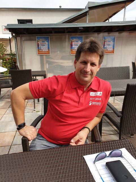Der gebürtige Ottakringer Michael Schmid spezialisierte sich auf Turnen und Schwimmen und setzte unter anderem gemeinsam mit einer Kollegin eine Schwimmausbildung für Kinder mit Down-Syndrom im Ottakringer Bad um.