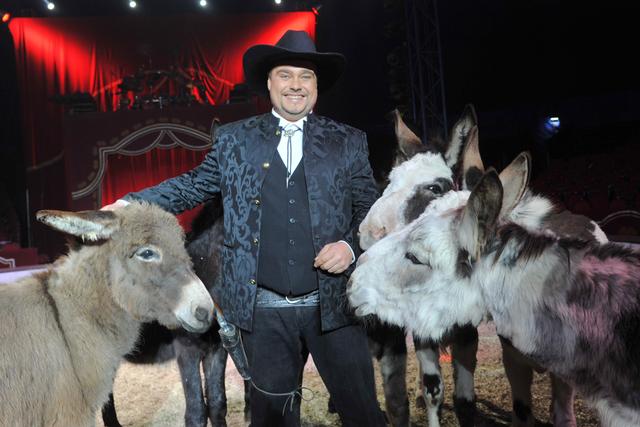Kevin Probst dressiert Esel. | Foto: louisknie.com