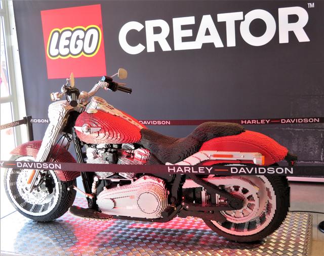 Eines der besonderen Ausstellungsstücke ist diese, aus "LEGO" - Steinen gefertigte "Harley Davidson," die in unzähligen Stunden mit viel Geduld und großer Freude von begeisterten LEGO/HARLEY - Freunden zusammengebaut wurde!  