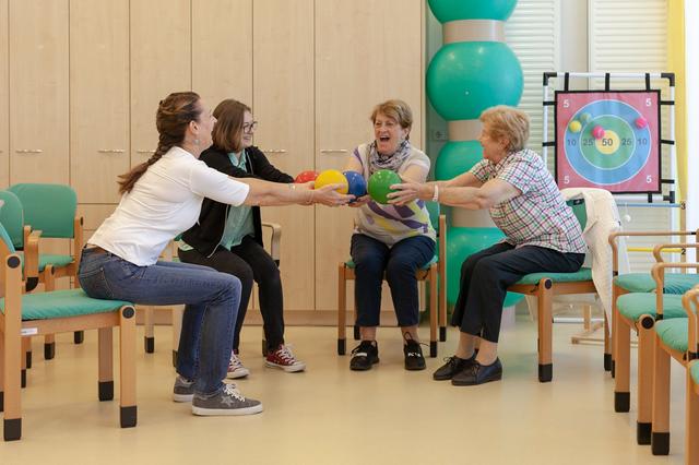 FSW-Tageszentrum Winarskystraße: Mit Ergo- und Physiotherapeuten können Senioren ihre Beweglichkeit und Motorik stärken. | Foto: FSW