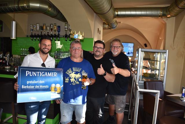 Die September-Verlosung:
V.l.: Stefan Ederl (Brau Union), Gernot Haider (Bierkaiser September), Roberto Ecimovic (Eterno Cafe-Bar) und Peter Zezula (Bezirksblätter WRN).