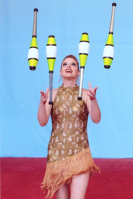 Lena Smaha ist Meisterin im Jonglieren. | Foto: louisknie.com