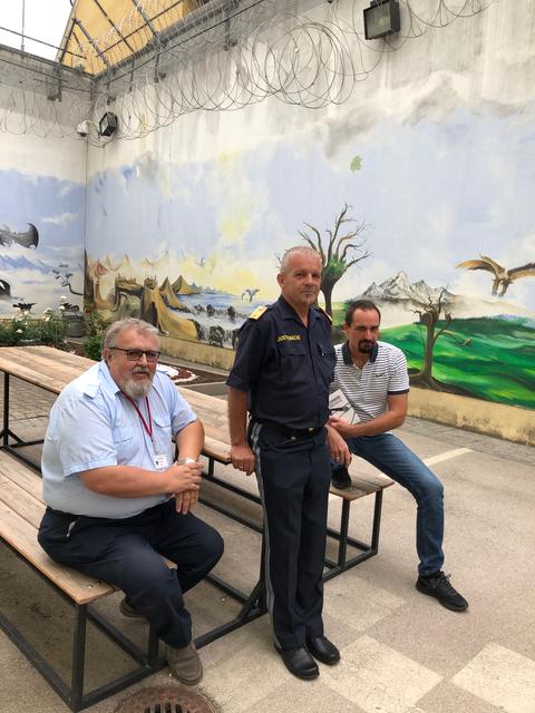 Johannes Lebitsch, Peter Bevc, Roland Zingerle im Frauen-Spazierhof der Justizanstalt Klagenfurt | Foto: Lehner