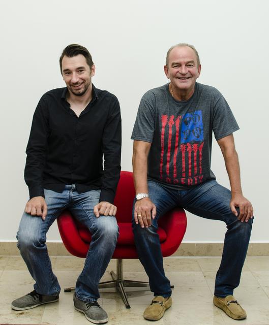 Bernhard Egger mit Herbert Prohaska auf dem roten Stuhl.