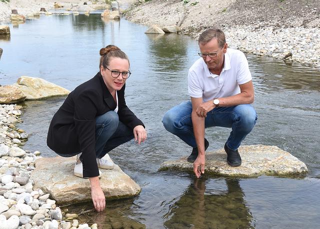 Umweltreferentin Eva Schobesberger und Helmut Anzinger vom Geschäftsbereich Gebäudemanagement und Tiefbau/Wasserbau überzeugen sich von der gelungenen Revitalisierung des Aumühlbaches. | Foto: Stadt Linz