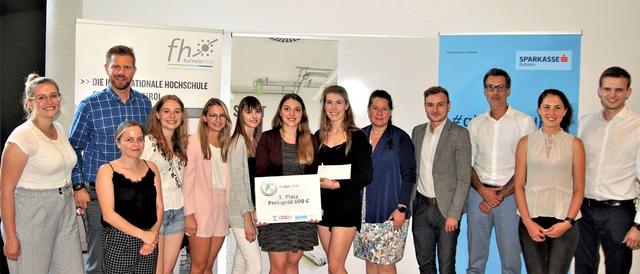 Teilnehmerinnen und Jury-Mitglieder strahlen im die Wette bei der Preisverteilung zum "7-€-Cash"-Bewerb der FH Kufstein. | Foto: FH Kufstein Tirol