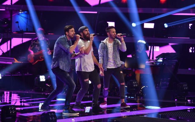 Julian Koch, Julian Davis und Roman Rupp (v.l.) auf der Bühne von "The Voice of Germany" | Foto: SAT.1/ProSieben/André Kowalski
