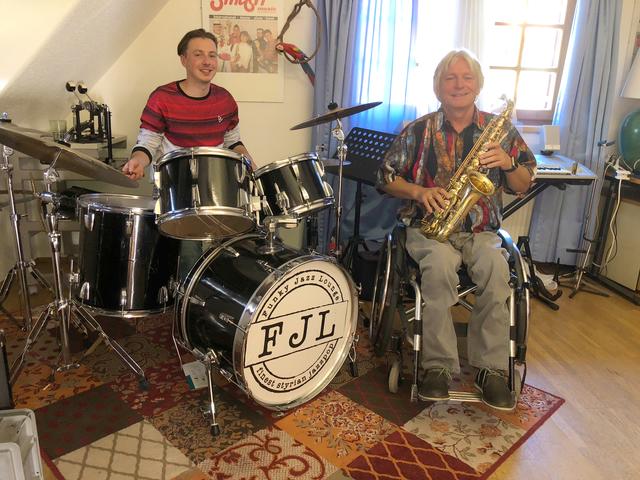 Amadeus Lechner studiert Schlagzeug, hier daheim in Bad Gams mit seinem Vater Hans Lechner am Sax.