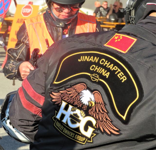 Harley Freunde aus der ganzen Welt, wie auf dem Foto ersichtlich sogar aus "China," treffen sich jedes Jahr bei der "European Bike Week," um ein paar unvergessene Tage rund um den Faaker See und darüber hinaus im "Dreiländereck" Kärnten, Friaul und Slowenien zu erleben.