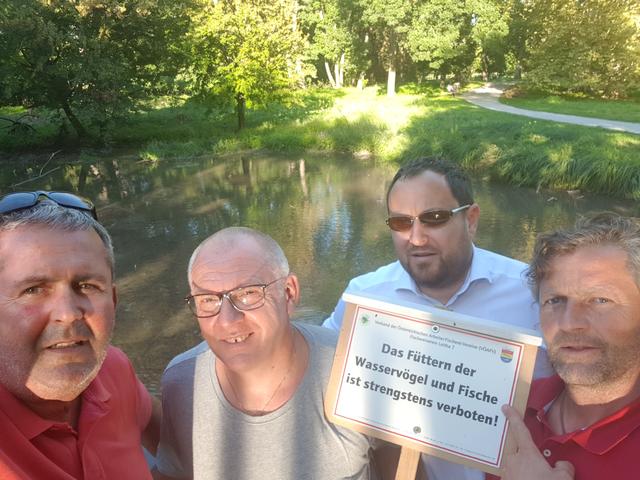 v.l.n.r: Christian Schenzel, Wolfgang Turek, Michael Winter und Roman Brunnthaler ersuchen, im Sinne von Tierwohl und Naturschutz, kein Brot mehr in den Parkgewässer zu füttern . | Foto: © Bruck/L.