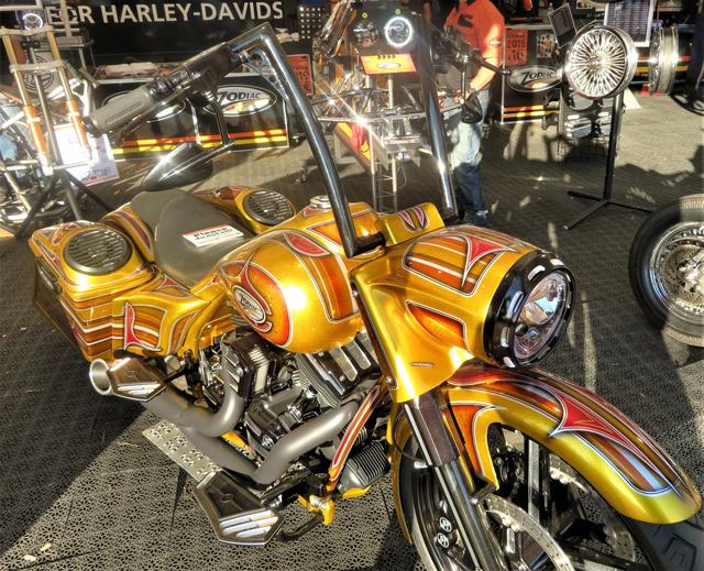 Etwas mehr Geld ausgeben muss man wohl bei diesem "GOLDENEN" Harley Davidson Modell, welches von der bekannten holländischen Firma ZODIAC besonders aufwendig ausgestattet wurde!