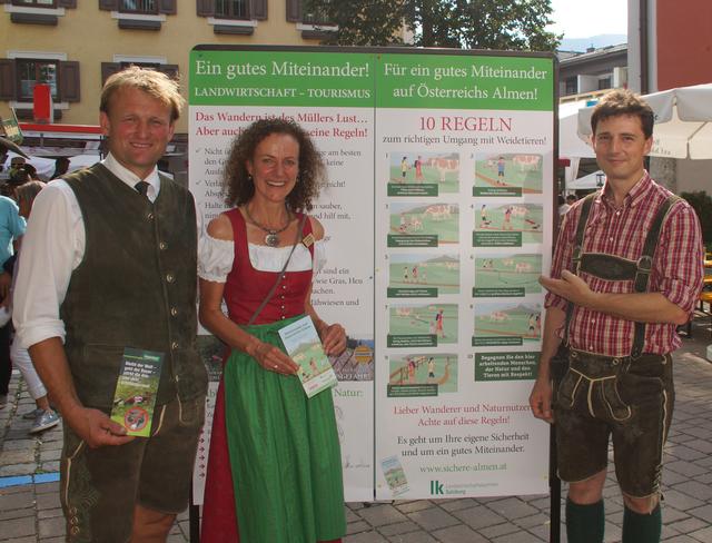 Siegfried Deutinger und Martin Hinterseer von der Bauernschaft Saalfelden mit Petra Fürstauer-Reiter am Infostand.